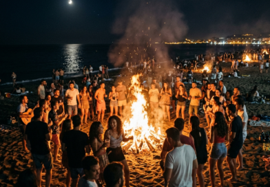 La noche de San Juan: cuando el fuego, el mar y los deseos despiertan el verano